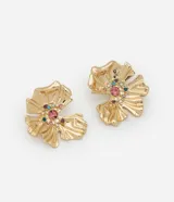 Par de aros dorados con forma de flor y strass de colores en el centro.