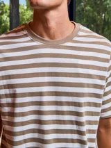 Camiseta de manga corta a rayas horizontales color marrón y blanco, con cuello redondo y corte relajado.