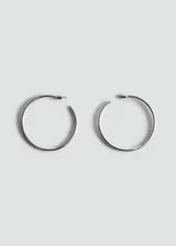 Par de aros tipo argolla plateados de tamaño mediano.