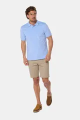 Bermuda clásica color beige confeccionada en algodón con elasticidad, con bolsillos laterales y detalle en bolsillo trasero.