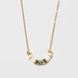 Collar con cadena plateada y dije con cuentas cilíndricas de color blanco, dorado, turquesa y cobre.