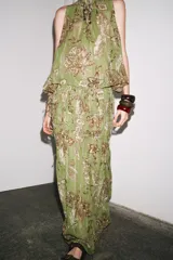 Falda midi de viscosa con estampado floral en tonos verde, marrón y beige. Cintura elástica con cordones laterales ajustables.
