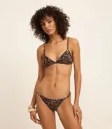Bikini con estampado animal print de cebra, compuesto por un corpiño triangular y una bombacha colaless con laterales finos ajustables y efecto levanta pompis.