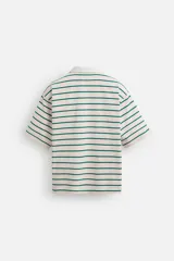 Polo de hombre corte relaxed fit, con cuello solapa y cierre frontal de botonadura. Diseño a rayas horizontales color verde sobre fondo blanco.