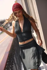 Top negro de lycra atado al cuello, con espalda descubierta y doble tela en la parte del busto.