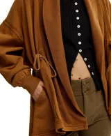 Kimono de algodón color camel/marrón, de silueta oversized y largo, con cuello chal, ajuste de cordón en la cintura y puños acanalados.