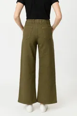 Pantalón jean color crudo, de corte recto y tiro alto, con bolsillos delanteros y traseros.