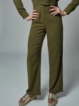 Mono largo color crudo, de lino, con cuello tipo blazer, mangas 3/4 con puños arremangados, cinturón con hebilla forrada y pantalón de corte recto.