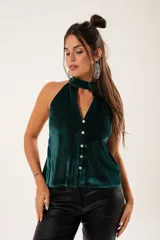 Top verde esmeralda de terciopelo con cuello halter, abertura en el pecho y botones frontales.