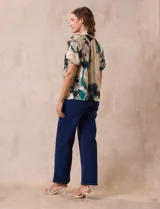 Blusa estampada con cuello fruncido y lazo, mangas cortas con volados.