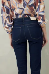 Jean chupín de tiro alto color azul oscuro, con bolsillos delanteros y traseros, confeccionado en denim con textura suave y leve elasticidad que se adapta al cuerpo.