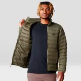 Campera verde oliva de plumas, con cierre frontal, bolsillos laterales con cierre y logo de la marca bordado en el pecho.
