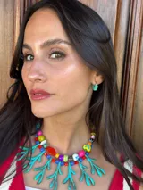 Collar corto con cuentas de colores de diferentes materiales: cristales checos, cuentas de madera y de cerámica. Se cierra con cadena de acero quirúrgico y ganchito para regular el largo.