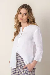 Camisa blanca de lino con cuello mao y mangas 3/4.