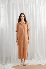 Vestido camisero largo color ocre, de lino, con cuello camisero, abotonado al frente y mangas 3/4 con trabilla.