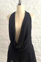 Vestido corto negro con escote halter y espalda descubierta.