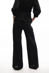 Pantalón de lino azul marino, de corte ancho y cómodo, con cintura elástica ajustable con cordón.