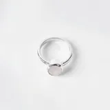Anillo de plata 925 con cuarzo rosa ovalado.