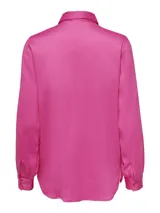 Camisa fucsia de manga larga, corte oversize, con cierre frontal de botones, cuello clásico y bolsillo de parche en el pecho.