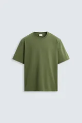 Camiseta verde militar de corte recto, cuello redondo y manga corta.
