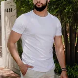 Remera blanca de algodón con cuello redondo y corte regular fit.