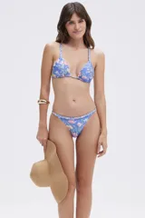 Braga de bikini con estampado floral exclusivo y detalle de trenza de tela en la cinturilla.