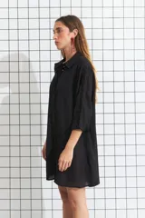 Túnica camisera de poliéster color rojo, con diseño calado, corte amplio y mangas largas.