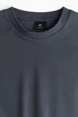 Remera azul de corte holgado, cuello redondo y mangas cortas.