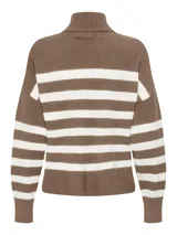 Sweater de punto con cuello alto, color marrón con rayas horizontales blancas y mangas largas.