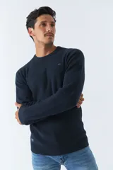 Sweater de punto color verde militar con cuello redondo y logo bordado en el pecho.