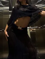 Falda larga de mesh con transparencias y terminación irregular.