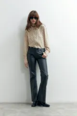 Pantalón de jean negro engomado, de corte oxford.