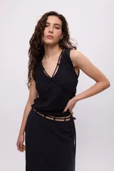 Musculosa celeste de algodón con escote en V y breteles finos.