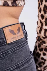 Pantalón de jean gris oscuro, corte recto y tiro alto.