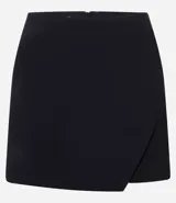 Short pollera corto confeccionado en bengalina con viscosa certificada, con cierre por cremallera invisible en la parte de atrás y recorte delantero.