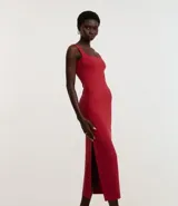 Vestido midi de bretel ancho, confeccionado en poliamida con escote cuadrado en la espalda.