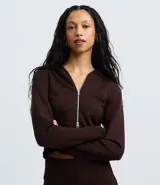 Campera corta de modal color marrón oscuro, con capucha fija, mangas largas y cierre frontal de cremallera.