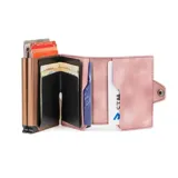 Billetera doble de cuero marrón con detalles en rosa. Cuenta con doble caja de aluminio con sistema de deslizamiento para tarjetas, clip para billetes y espacio adicional para documentos.