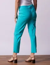 Pantalón de vestir color turquesa, marca Zac & Rachel, corte recto y largo al tobillo.