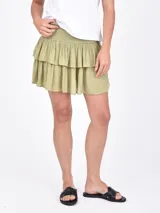 Falda corta blanca con volados y elástico en la cintura.