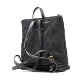 Mochila negra de poliéster con diseño tejido formando rombos. Tiene formato rectangular, acceso con cierre, correa regulable y asa fija. Cuenta con un bolsillo interno con cierre y dos abiertos, herrajes plateados, un compartimento y logo de XL Extra Large al frente en símil cuero.