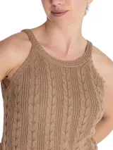 Musculosa color beige con diseño de trenzas, cuello redondo y breteles anchos.