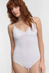 Body blanco con estampado de animal print, breteles finos y copas removibles.