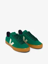 Zapatillas Veja modelo Campo Bold, color verde esmeralda con logo lateral en blanco y contrafuerte en beige. Fabricadas en gamuza con suela de caucho color caramelo.