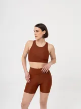 Short deportivo color verde militar, tiro alto, con costuras reforzadas y calce ajustado.