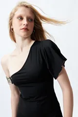 Vestido corto negro de un solo hombro, confeccionado en tejido elástico. Presenta una manga corta volada con tajo.