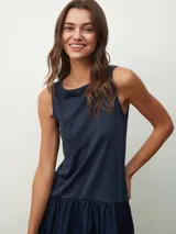 Vestido midi azul marino, sin mangas, con corte recto en la parte superior y falda amplia fruncida.