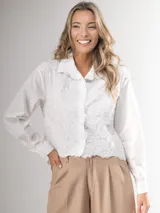 Camisa italiana blanca con encaje en el frente, de corte clásico, cuello camisero y mangas largas.
