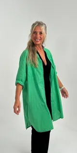 Camisa o sobrecamisa verde de fibrana con dos bolsillos frontales y mangas 3/4.