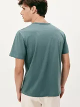 Remera azul marino de corte slim y mangas cortas.